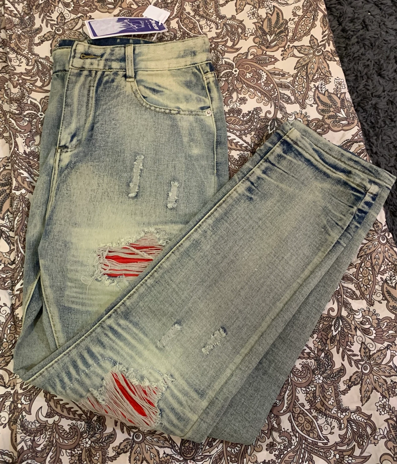 Jeans masculino azul deslavado rasgado – Corte slim com patches vermelhos, estilo streetwear – photo 2